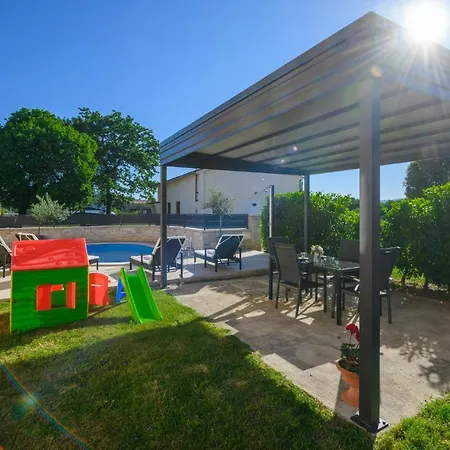 Stunning In Dobrani With Wifi Holiday home Rebici