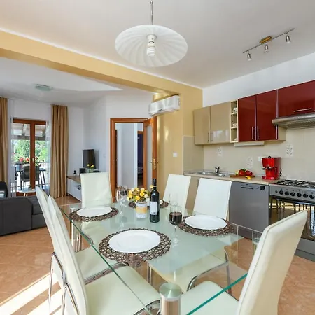 Holiday home Stunning In Dobrani With Wifi *